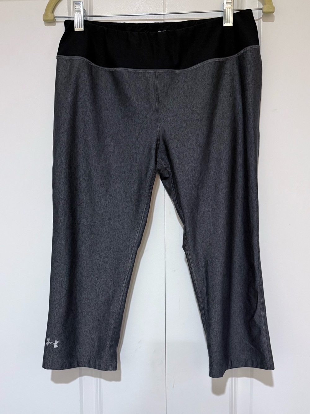 Under Armour Women’s Black & Gray Capri Leggings